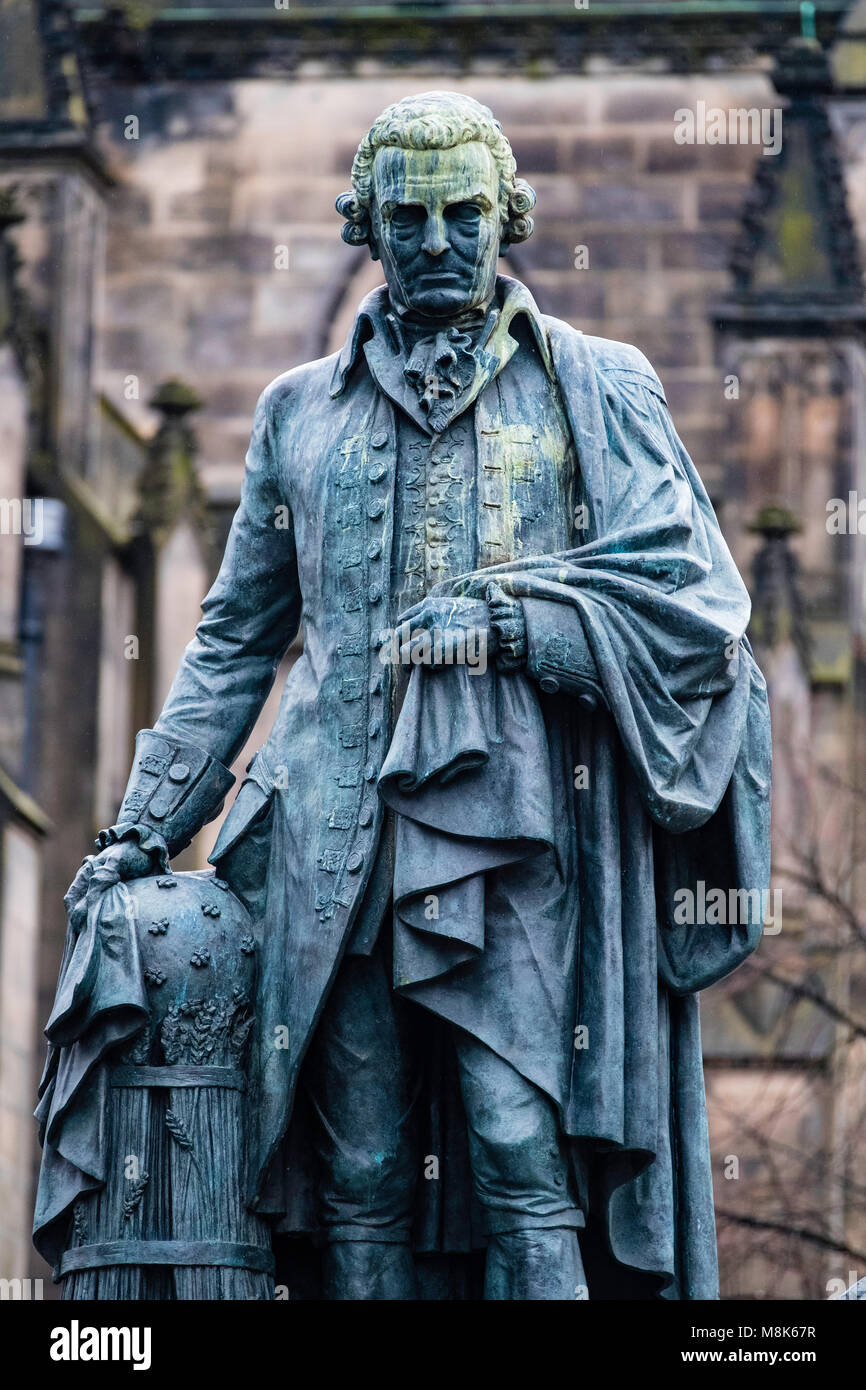 Statua di Adam Smith sul Royal Mile nel centro storico di Edimburgo, Scozia, Regno Unito Foto Stock