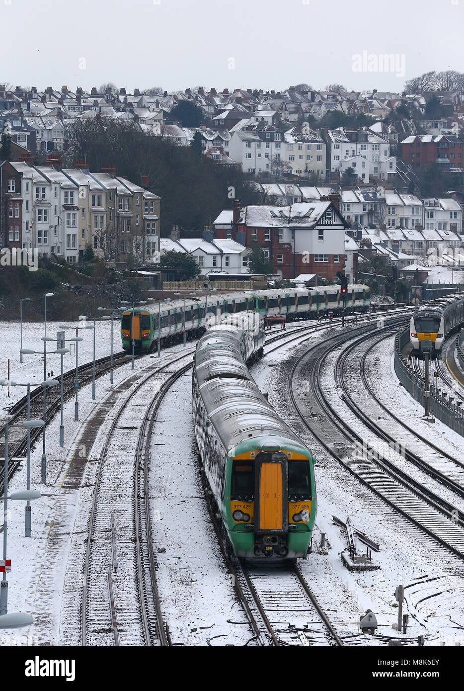 Treni tirare fuori la stazione di Brighton nella neve.18 Mar 2018. Foto di James Boardman Foto Stock