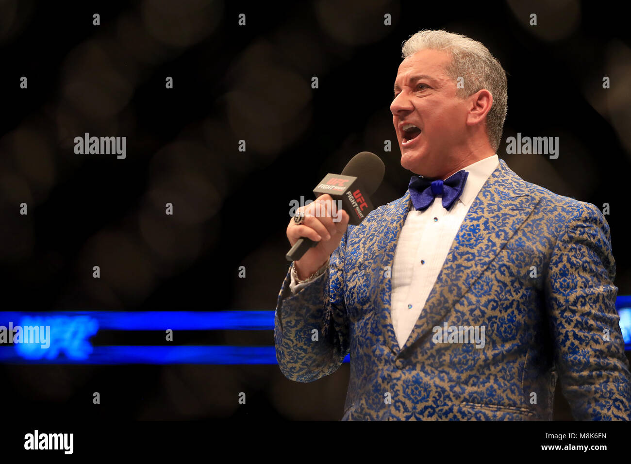 UFC Octagon annunciatore Bruce Buffer, all'O2 Arena, Londra. Stampa foto di associazione. Picture Data: sabato 17 marzo, 2018. Vedere PA Storia UFC di Londra. Foto di credito dovrebbe leggere: Simon Cooper/PA FILO Foto Stock