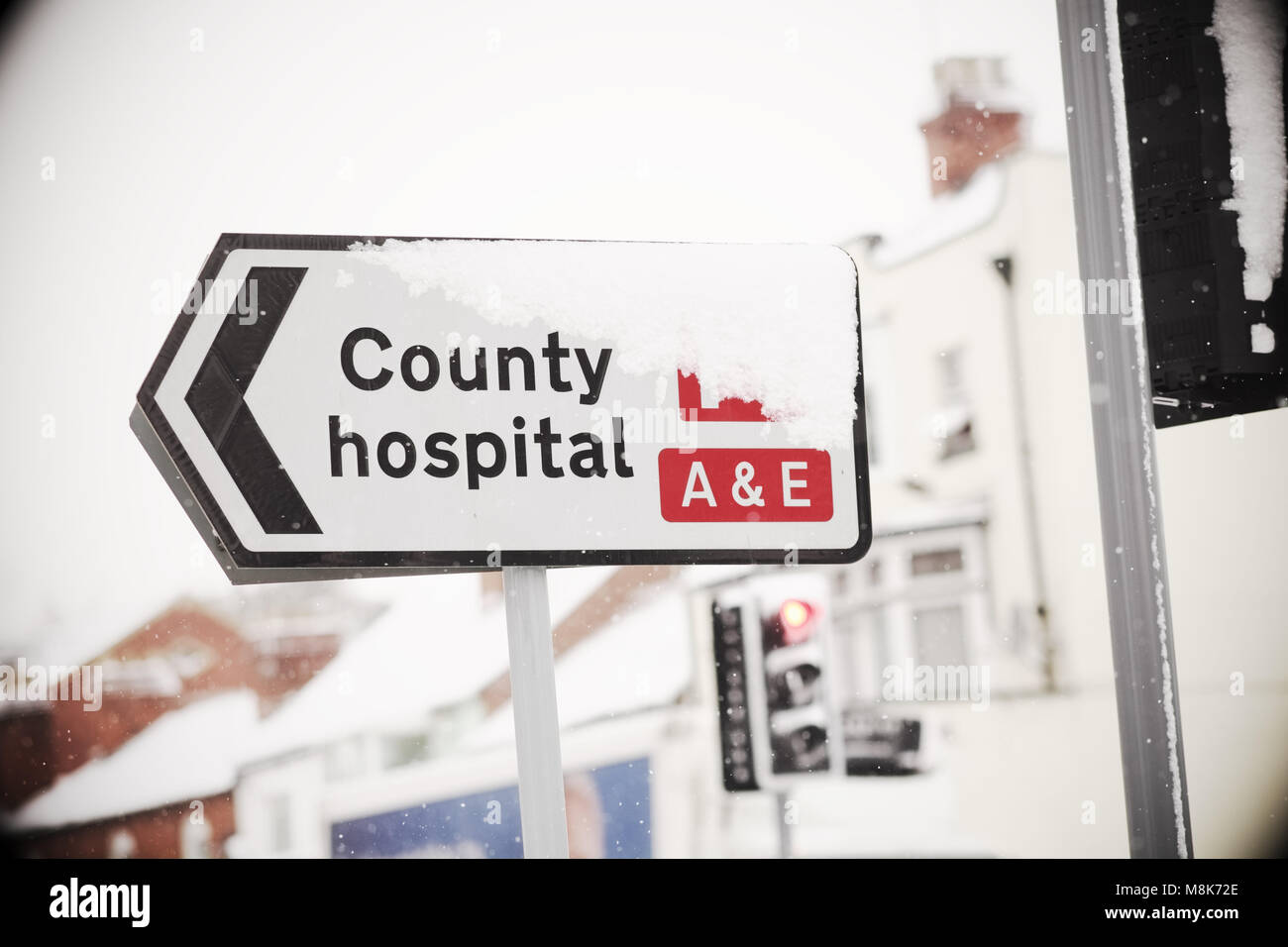 A&e County Hospital National Health Service insegna nel centro della città nel Regno Unito in inverno con la neve Foto Stock