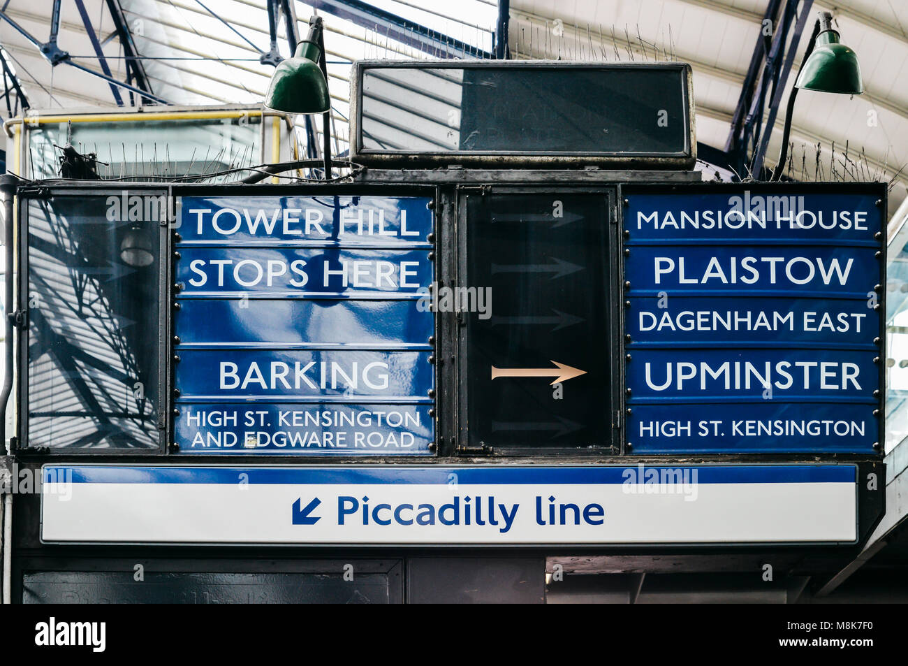 Vecchio segno sulla metropolitana di Londra alla Stazione Earl's Court rivolta verso destinazioni entro il tubo di Londra network Foto Stock