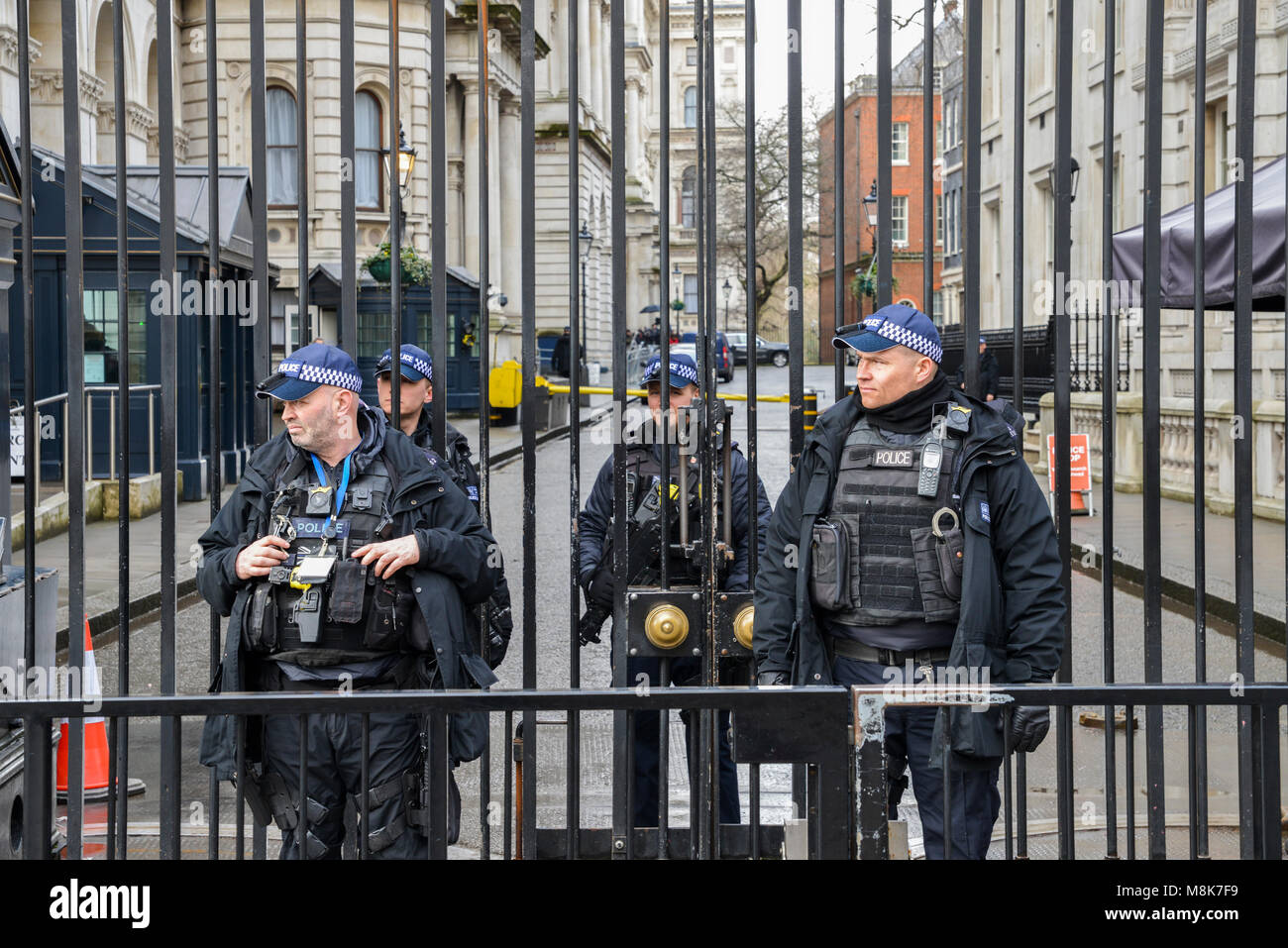 Protezione pesante presenza di fronte all'Ufficio del Primo Ministro a 10 Downing Street nella City of Westminster, Londra, Inghilterra, Regno Unito Foto Stock