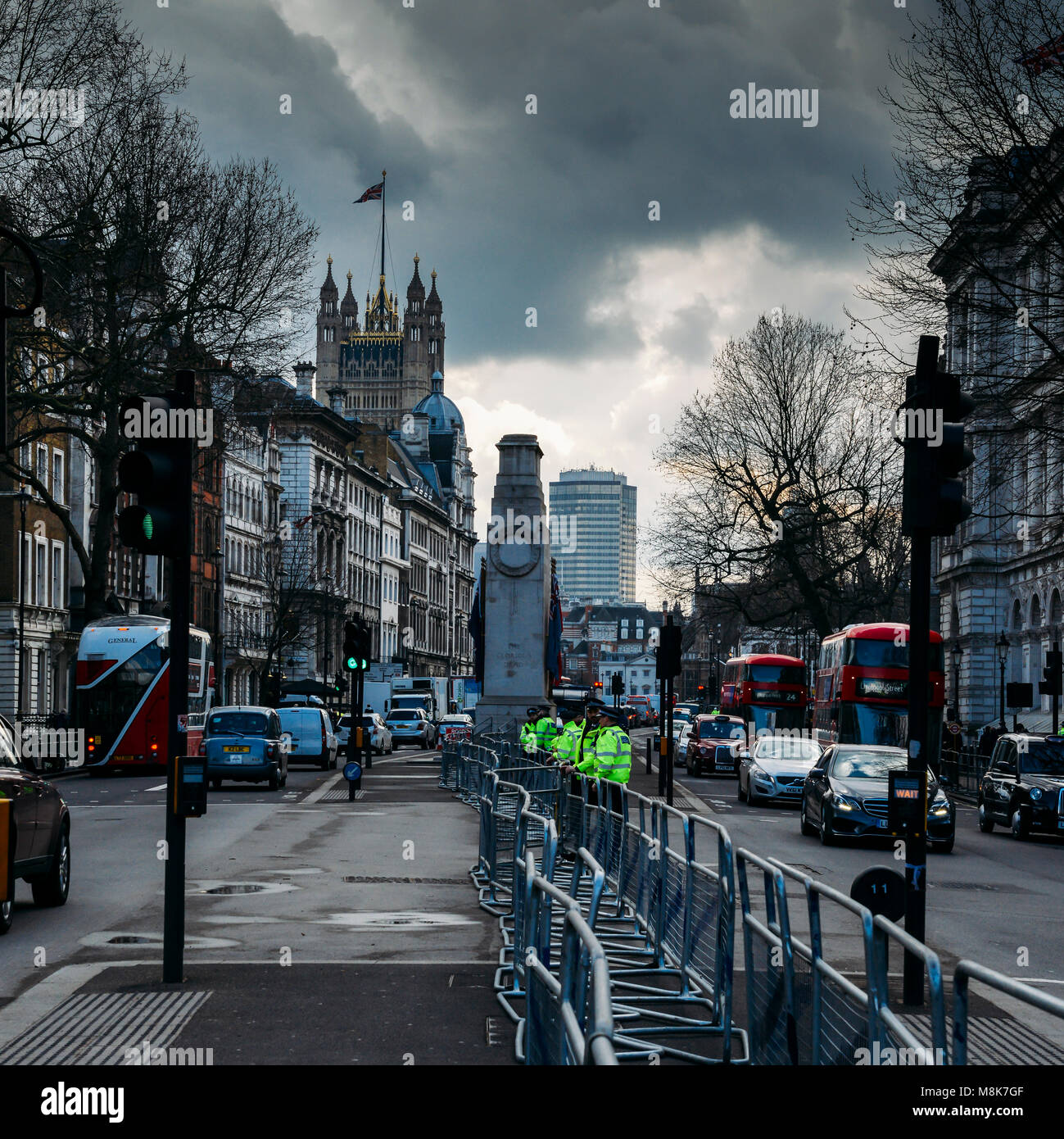 Metropolitan poliziotti stare vigili di fronte a 10 Downing Street su Whitehall, City of Westminster, Londra, Inghilterra, Regno Unito Foto Stock