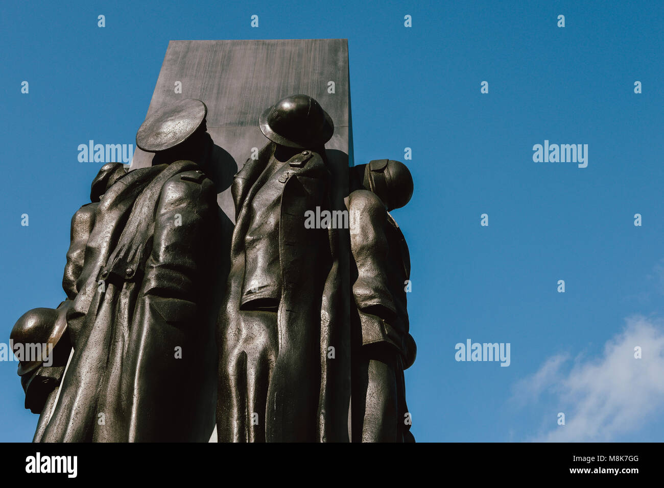 Il monumento nazionale per le donne della II Guerra Mondiale in Whitehall. Gli abiti simboleggiano i diversi lavori le donne si sono impegnate nella II Guerra Mondiale Foto Stock