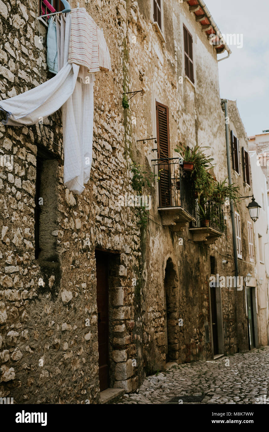 Panni stesi fuori in italiano strette strade di Sermoneta Foto stock - Alamy