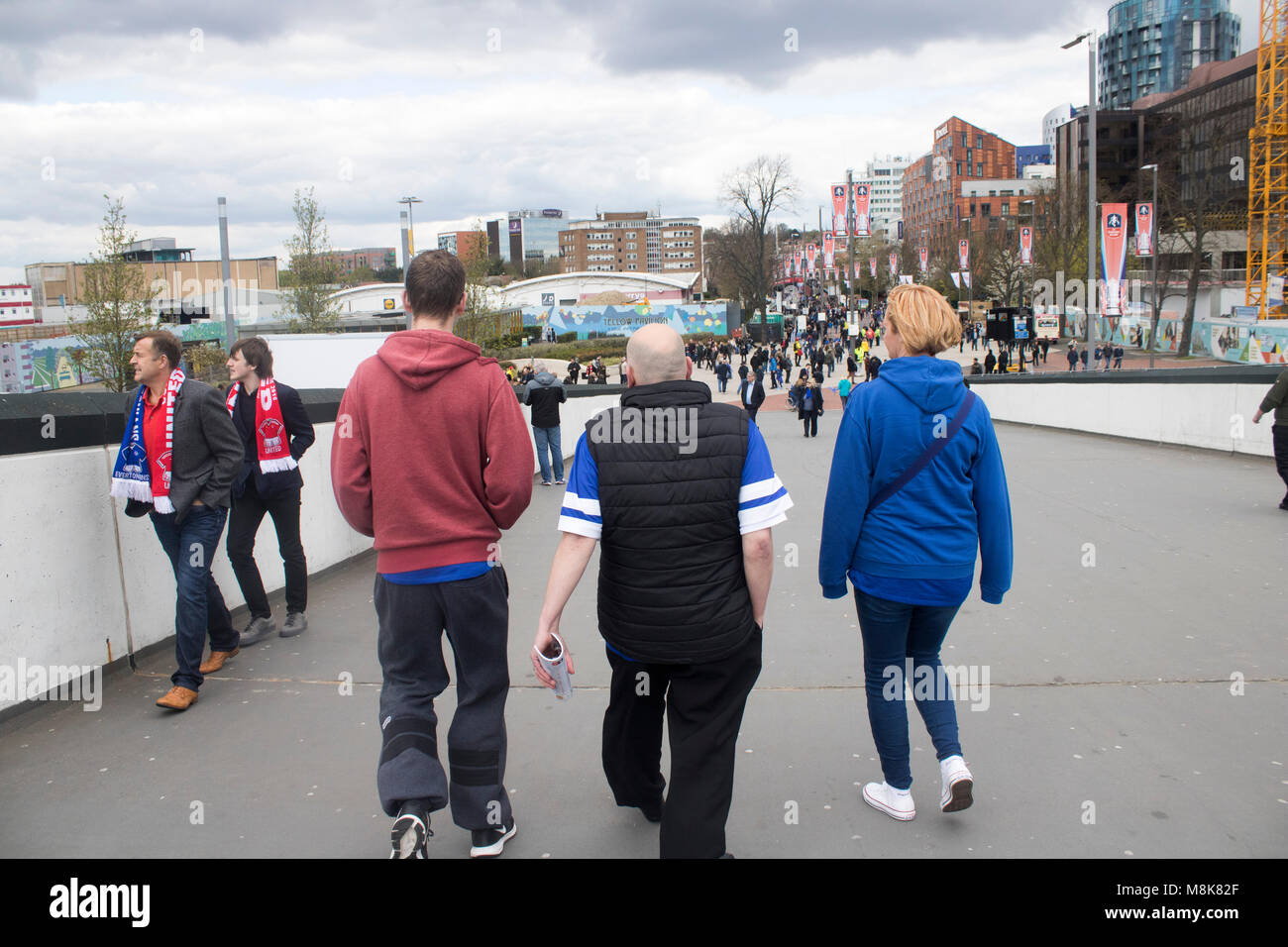 Everton Calcio fan club indossando blue allo Stadio di Wembley a Londra Foto Stock