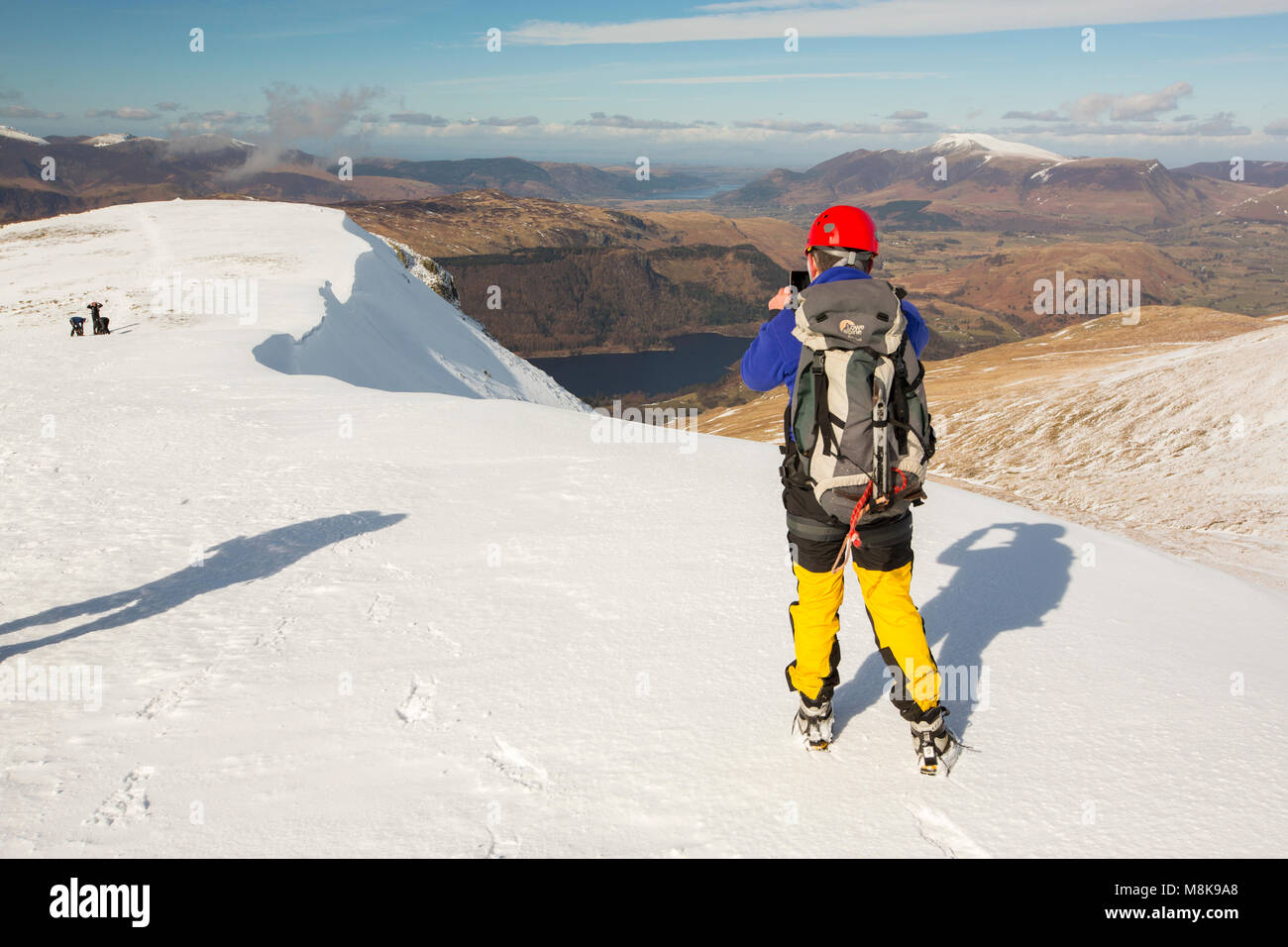 Alpinisti di avvicinarsi al vertice di Helvellyn in pieno inverno, Lake District, UK. Foto Stock