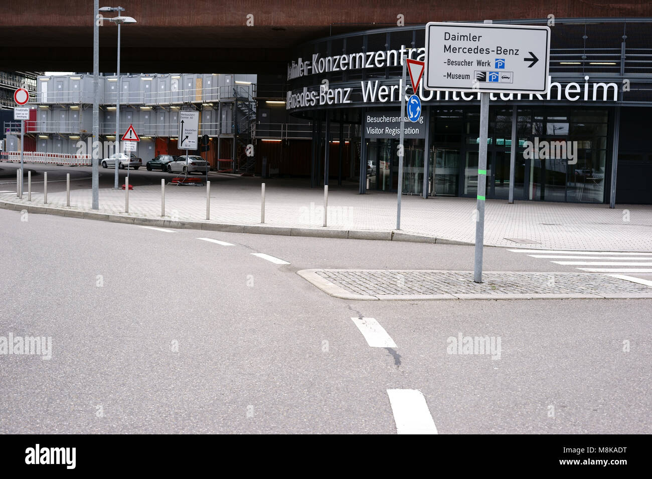 Stoccarda, Germania - Febbraio 03, 2018: strade e infrastrutture nella parte anteriore del visitatore ingresso della Daimler sede dell'Mercedes-Be Foto Stock