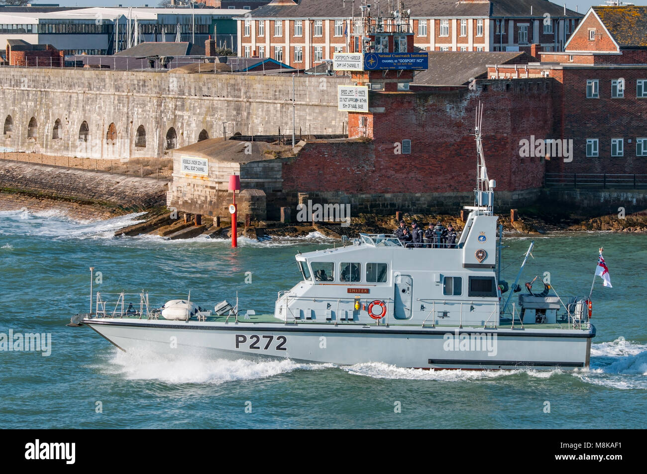 La British Royal Navy P2000 Archer classe imbarcazione di pattuglia, HMS Smiter (P272) lasciando il porto di Portsmouth, UK per la formazione in acque costiere su 26/2/18. Foto Stock