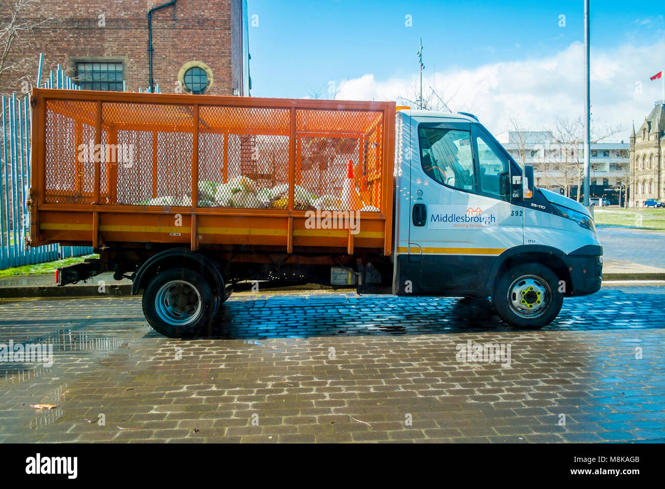 Un piccolo lo smaltimento dei rifiuti veicolo utilizzato per la raccolta di rifiuti da cassonetti per rifiuti in Middlesbrough Town Center Foto Stock