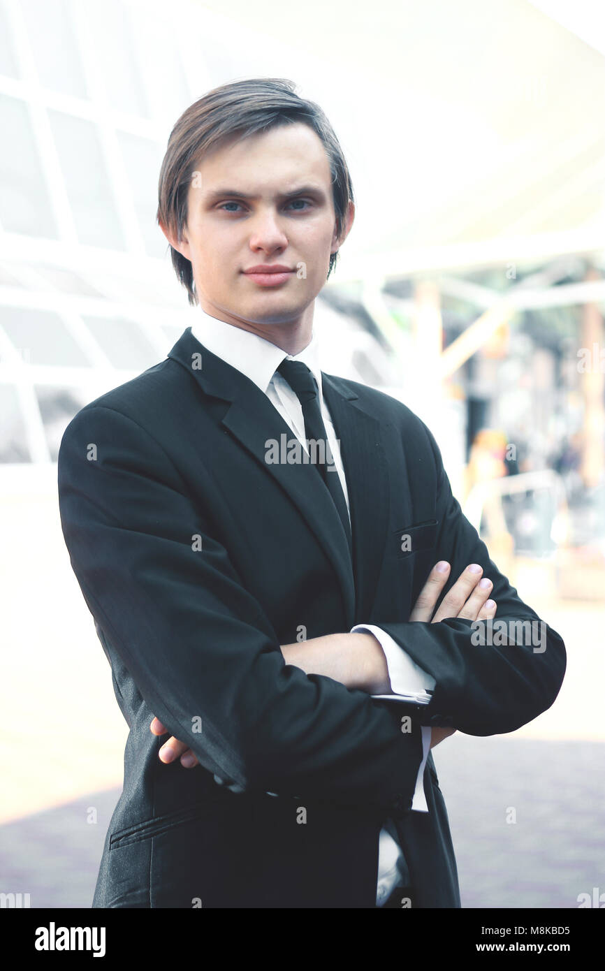Ritratto di un giovane imprenditore su sfondo sfocato Foto Stock