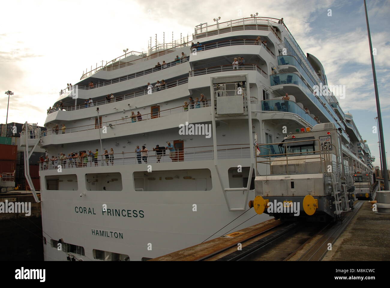 Coral Princess nave da crociera passa attraverso il canale di Panama Foto Stock