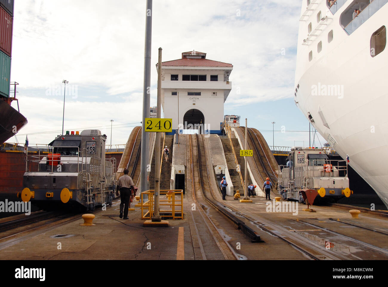 Coral Princess nave da crociera passa attraverso il canale di Panama Foto Stock