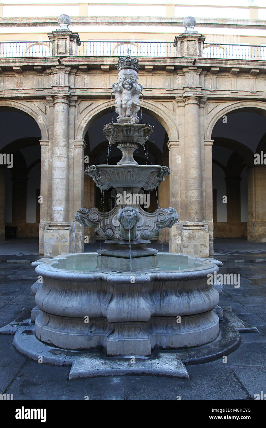 Fontana nel cortile della vecchia Reale Fabbrica di Tabacco edificio di Siviglia che è ora l'Università Foto Stock