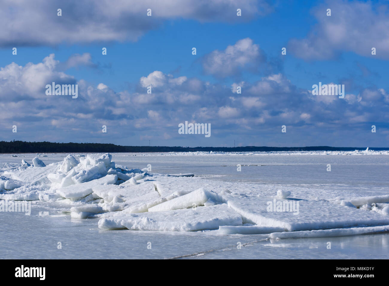 17.03.2018. MERSRAGS, Lettonia. Area massiccio con un gigante di ghiaccio wimp pila in mare. Foto Stock