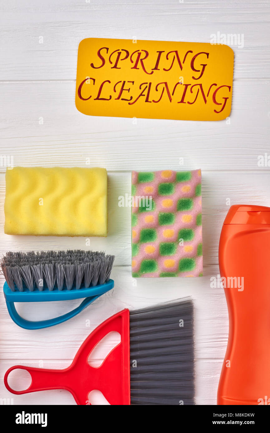 Pulizia di Primavera concetto con i materiali di consumo. Foto Stock