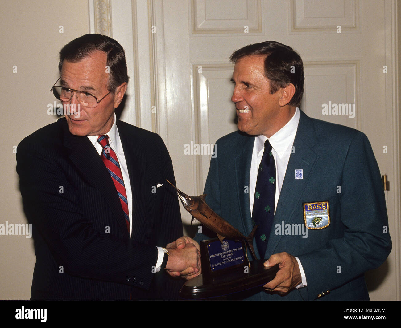 Washington DC, USA, 1989 Presidente George H.W. Bush si è presentato con il Bass pescatore del premio di anno nell'ufficio ovale. Credito: Mark Reinstein/MediaPunch Foto Stock
