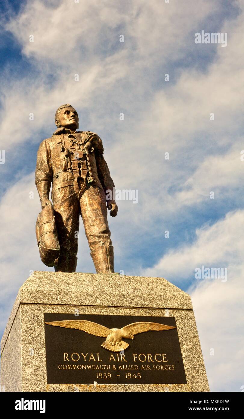 Statua di airman guardando il cielo, Royal Air Force Memorial - Plymouth, Devon, Regno Unito Foto Stock