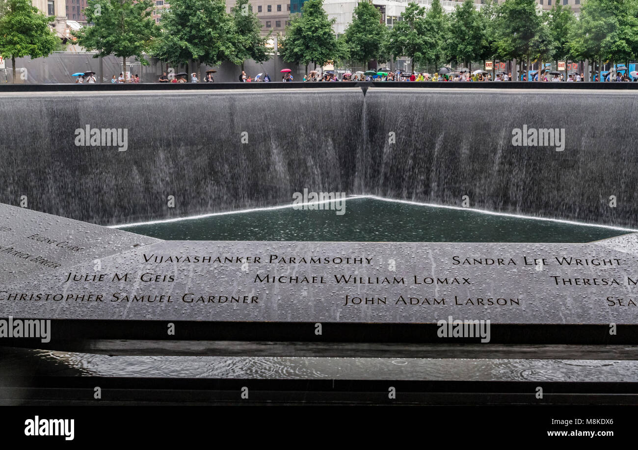 La gente si trova presso la South Memorial Pool al 9/11 Memorial Site a Manhattan , luogo dell'attacco delle Twin Towers il 11,2001 settembre a New York Foto Stock