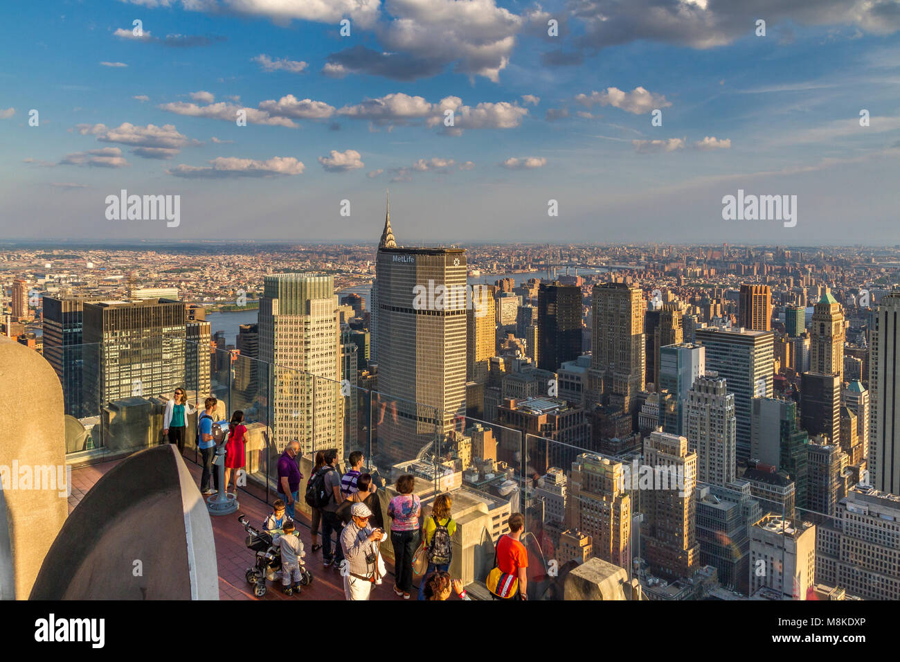 La gente che ammira l'AIE da Manhattan dalla piattaforma di osservazione Top of the Rock sul tetto del Rockefeller Center Building, Manhattan, New York Foto Stock