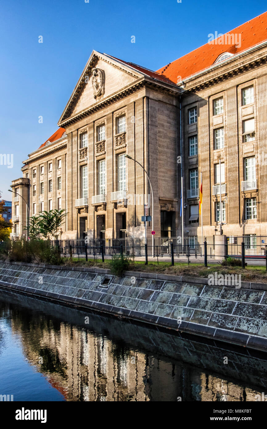 Berlino Mitte Tiergarten. Bendlerblock edificio ospita il Ministero federale della difesa, edificio neoclassico e neo-barocco elementi stilistici Foto Stock