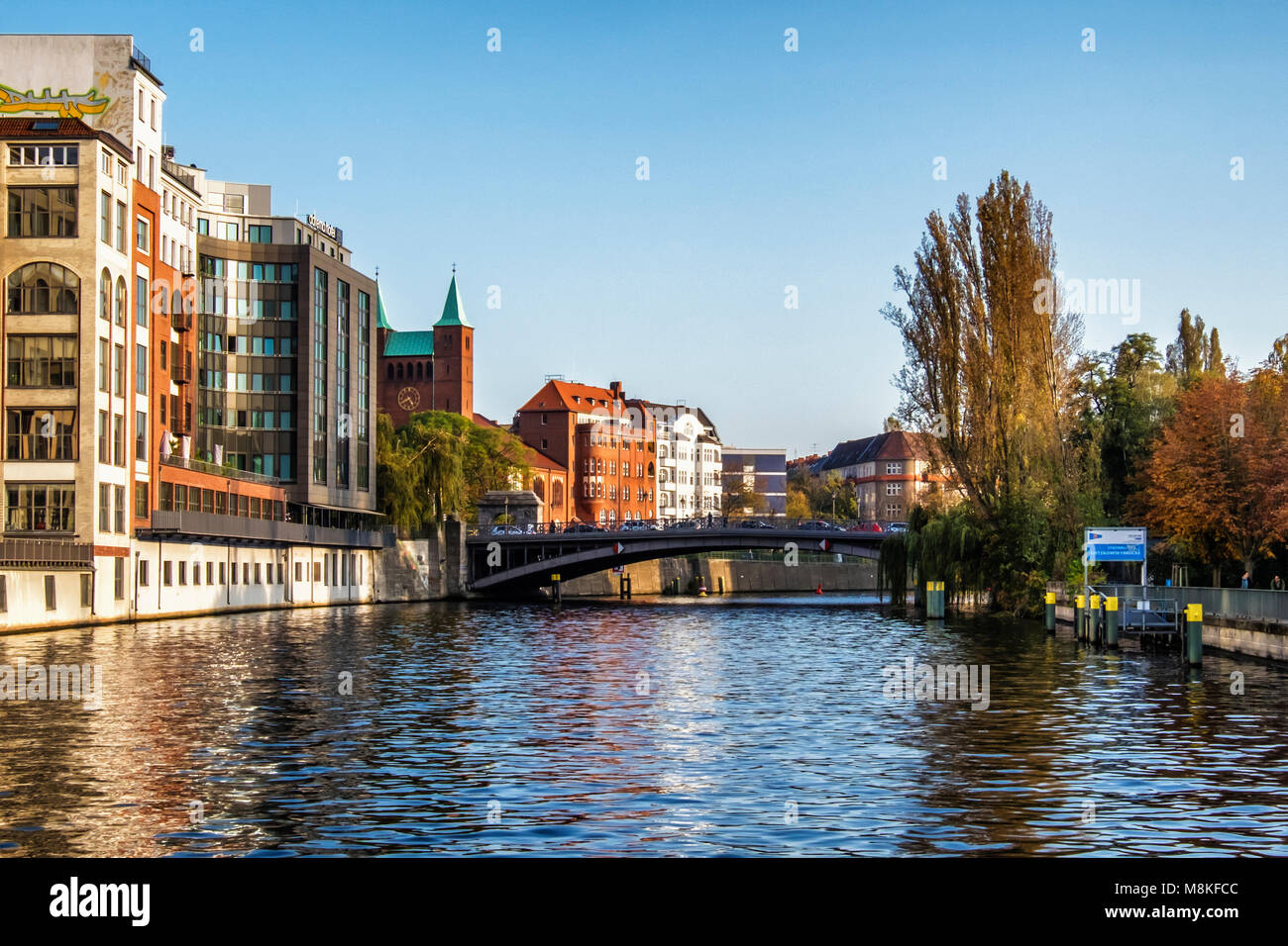 Berlino Spree vista fiume. Nuovi e vecchi edifici lungo il fiume di Alt-Moabit & storica vecchia chiesa del Redentore & Gotzkowsky bridge Foto Stock