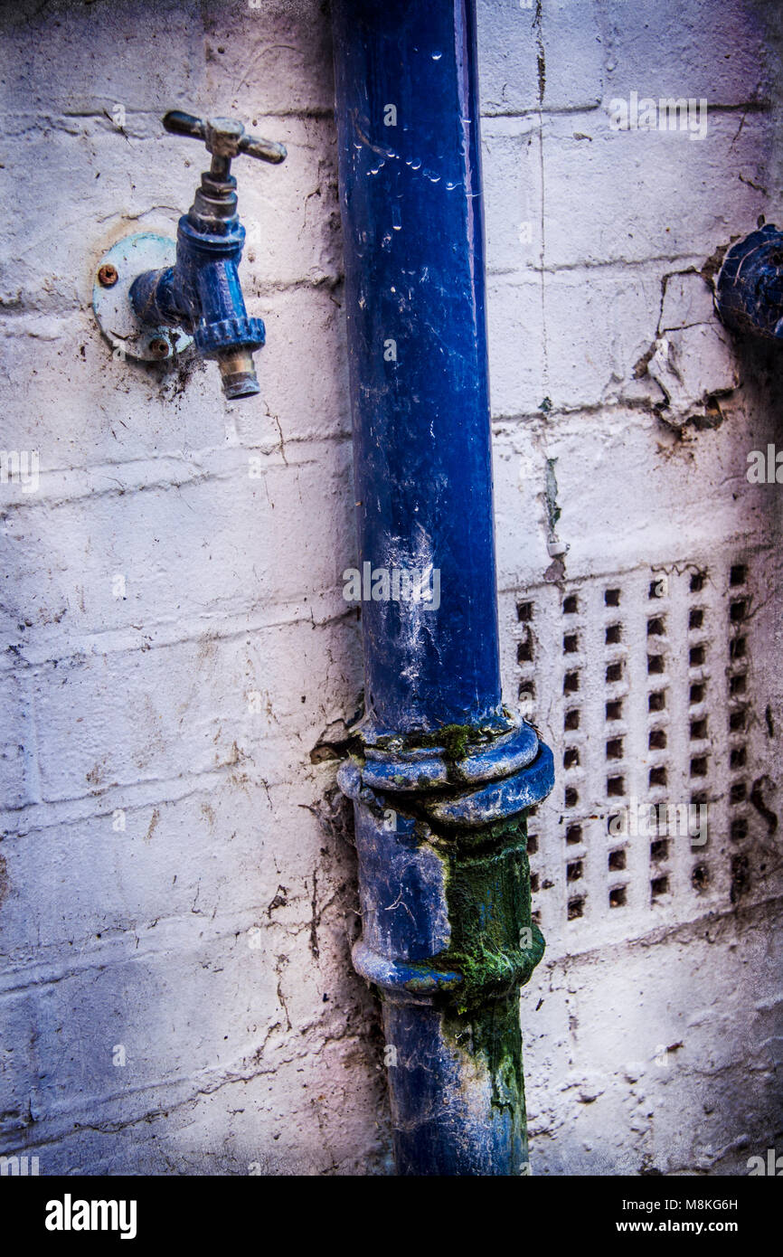 Corroso e tubo di drenaggio esterno rubinetto acqua Foto Stock