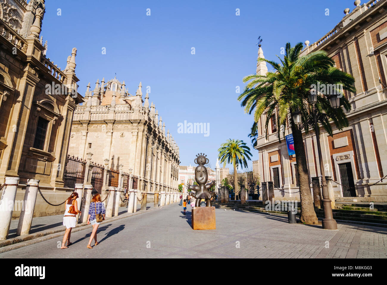 Siviglia, in Andalusia, Spagna : i turisti a piedi passato l'Unesco di cui Cattedrale di Siviglia, la più grande struttura gotica al mondo e il generale Archi Foto Stock