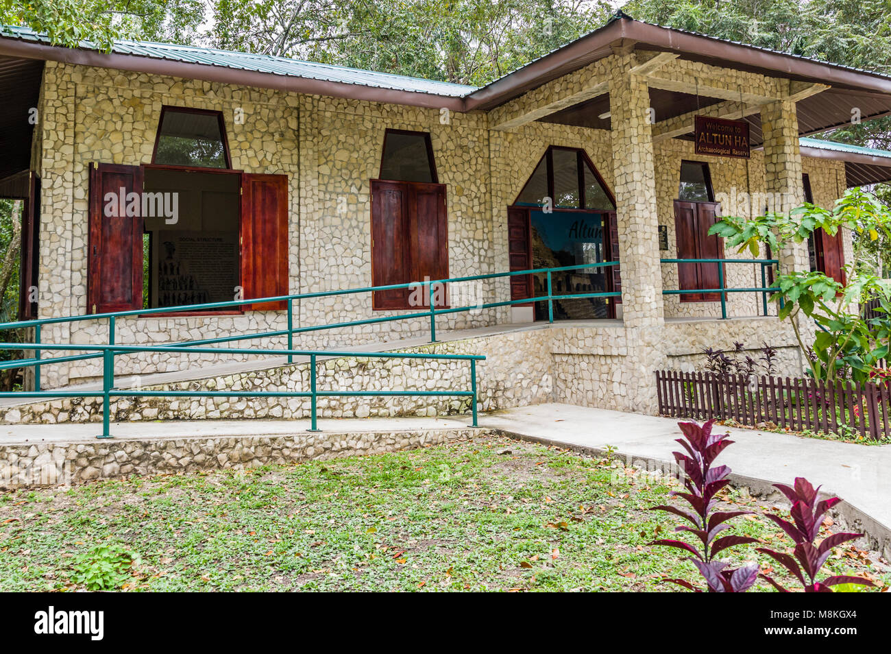 Centro visitatori presso l'Altun Ha riserva archeologica. Belize, America Centrale Foto Stock
