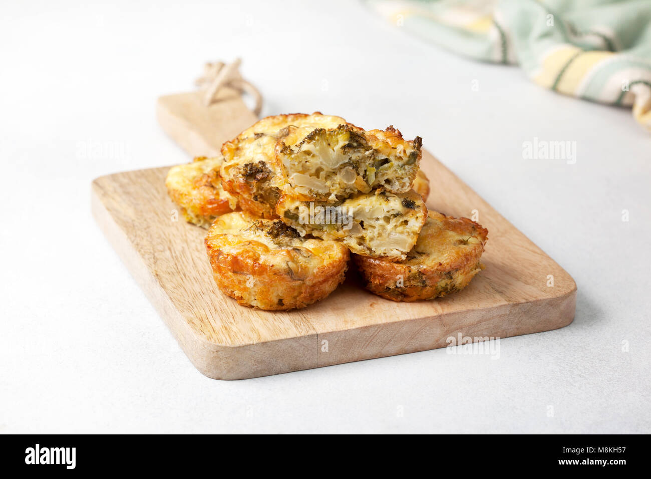 Una sana prima colazione. broccoli morsi di formaggio (Muffin) sulla luce sullo sfondo di calcestruzzo Foto Stock