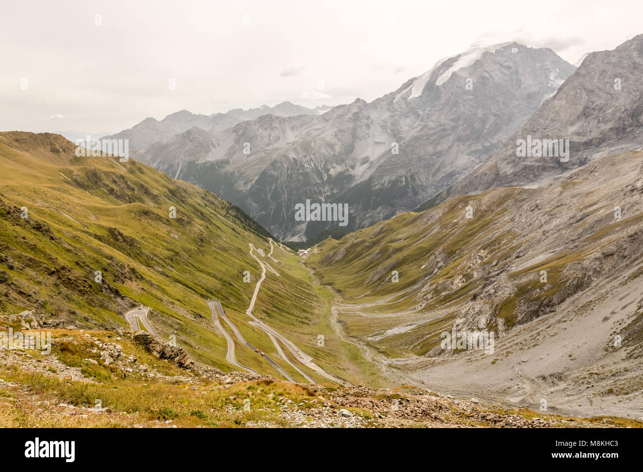 Stretta e tortuosa strada di 2757m alto passo dello Stelvio nelle Alpi Italiane Foto Stock