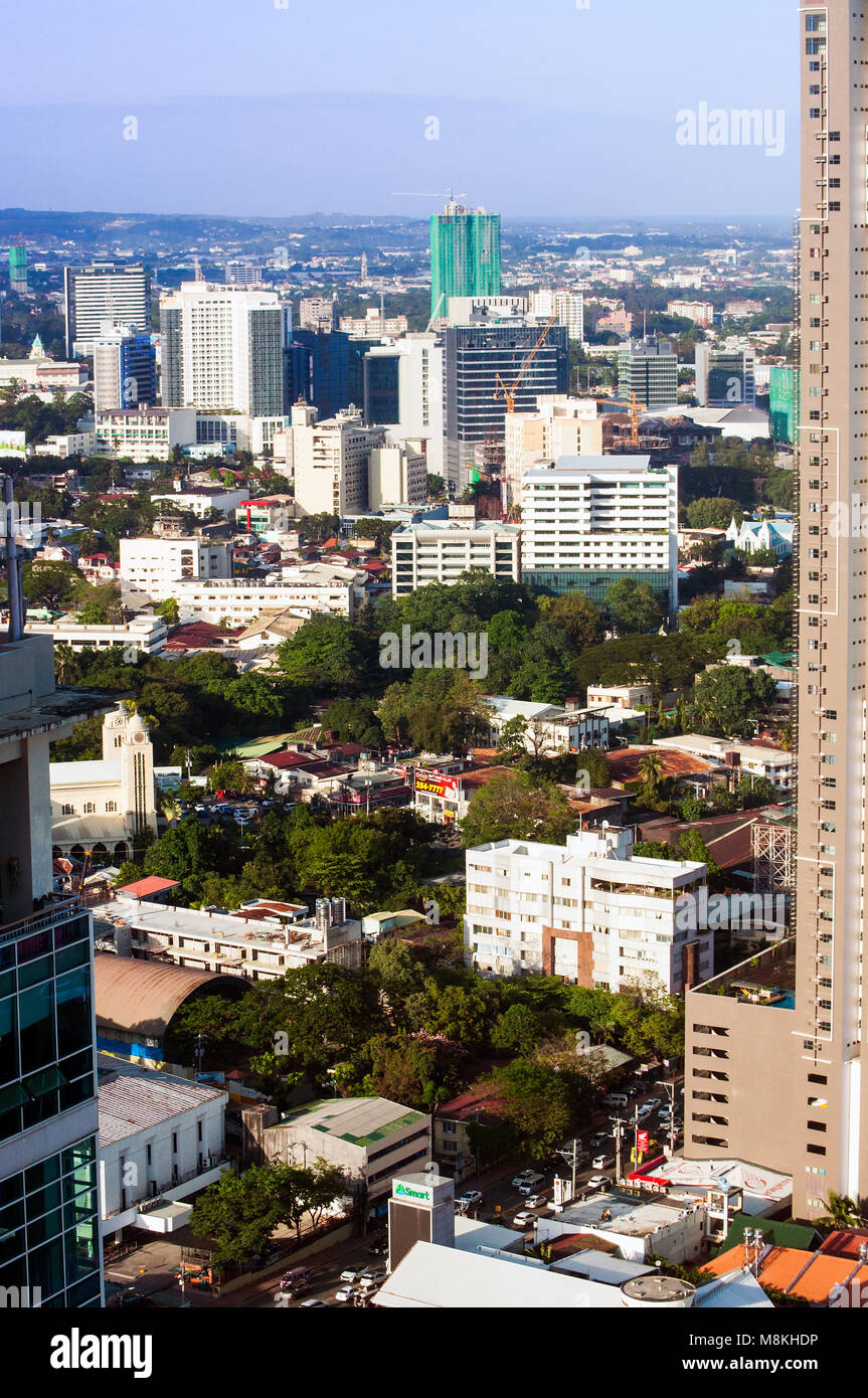Vista aerea di Cebu City qand bassi edifici alti guardando a sud-est, Filippine Foto Stock