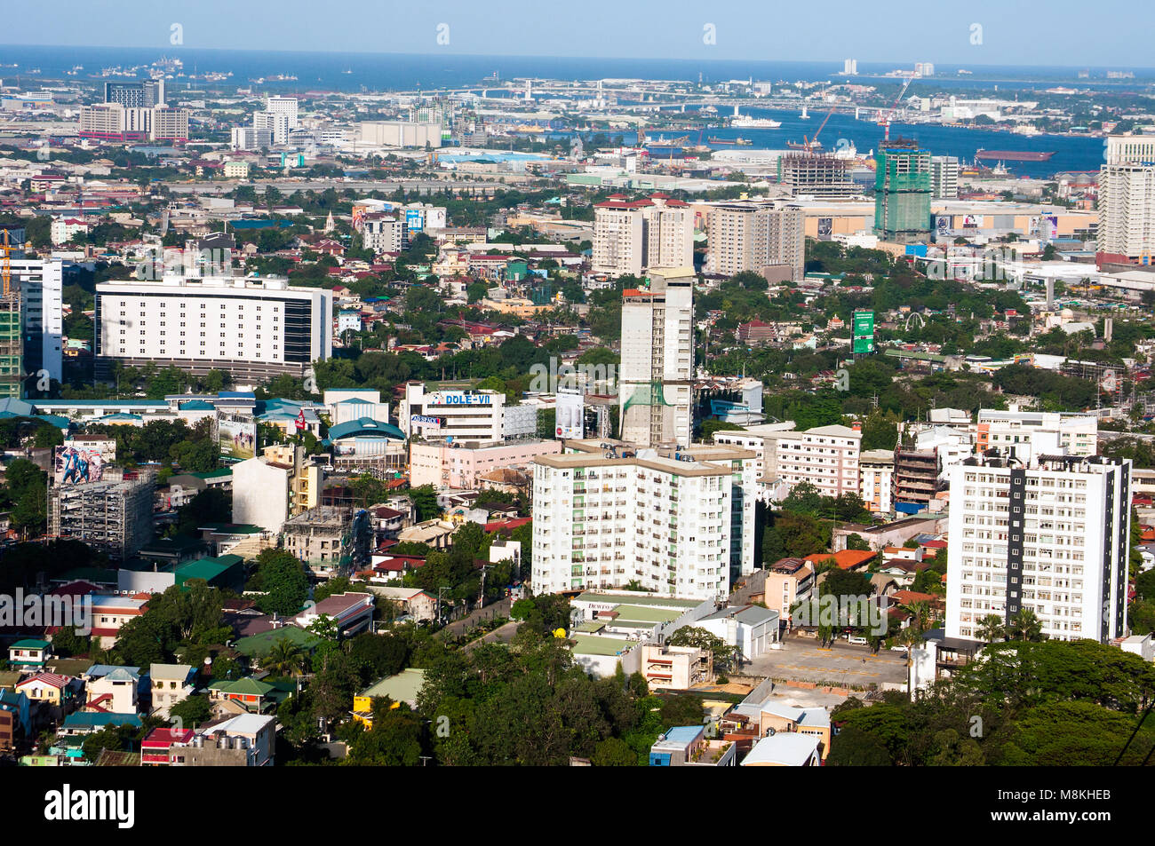 Vista aerea di Cebu City guardando ad est, con l'Isola Mactan al di là, Filippine Foto Stock