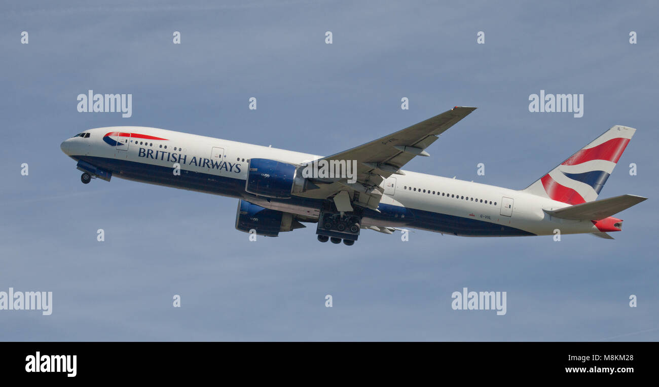 British Airways Boeing 777 G-VIIL in partenza dall'aeroporto di Heathrow LHR Foto Stock