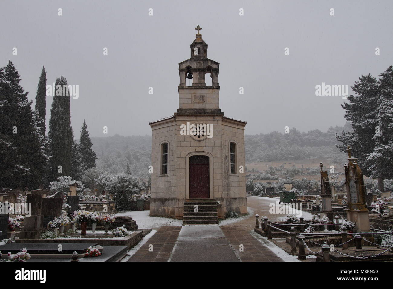 Neve nel cimitero di Vela Luka, Croazia Foto Stock