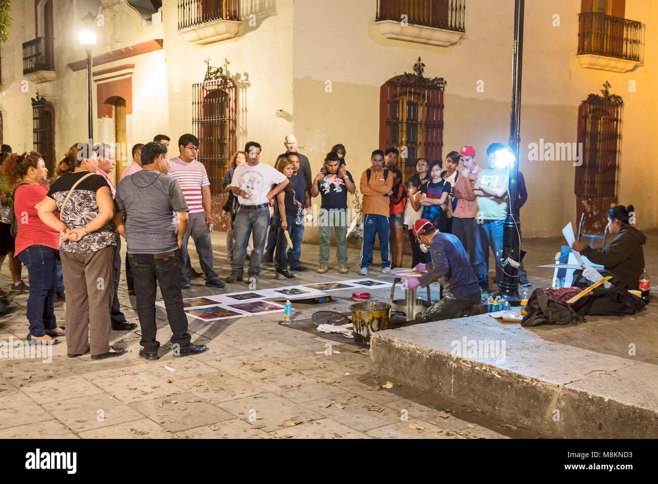 Oaxaca Oax., Messico - un artista di strada crea il suo lavoro su una strada del centro angolo. Foto Stock