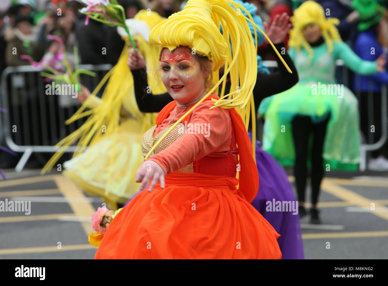 Immagine dal centro della città di Dublino durante il San Patrizio parade come parte dell'annuale Saint Patrick's Festival. San Patrizio è il santo patrono Foto Stock