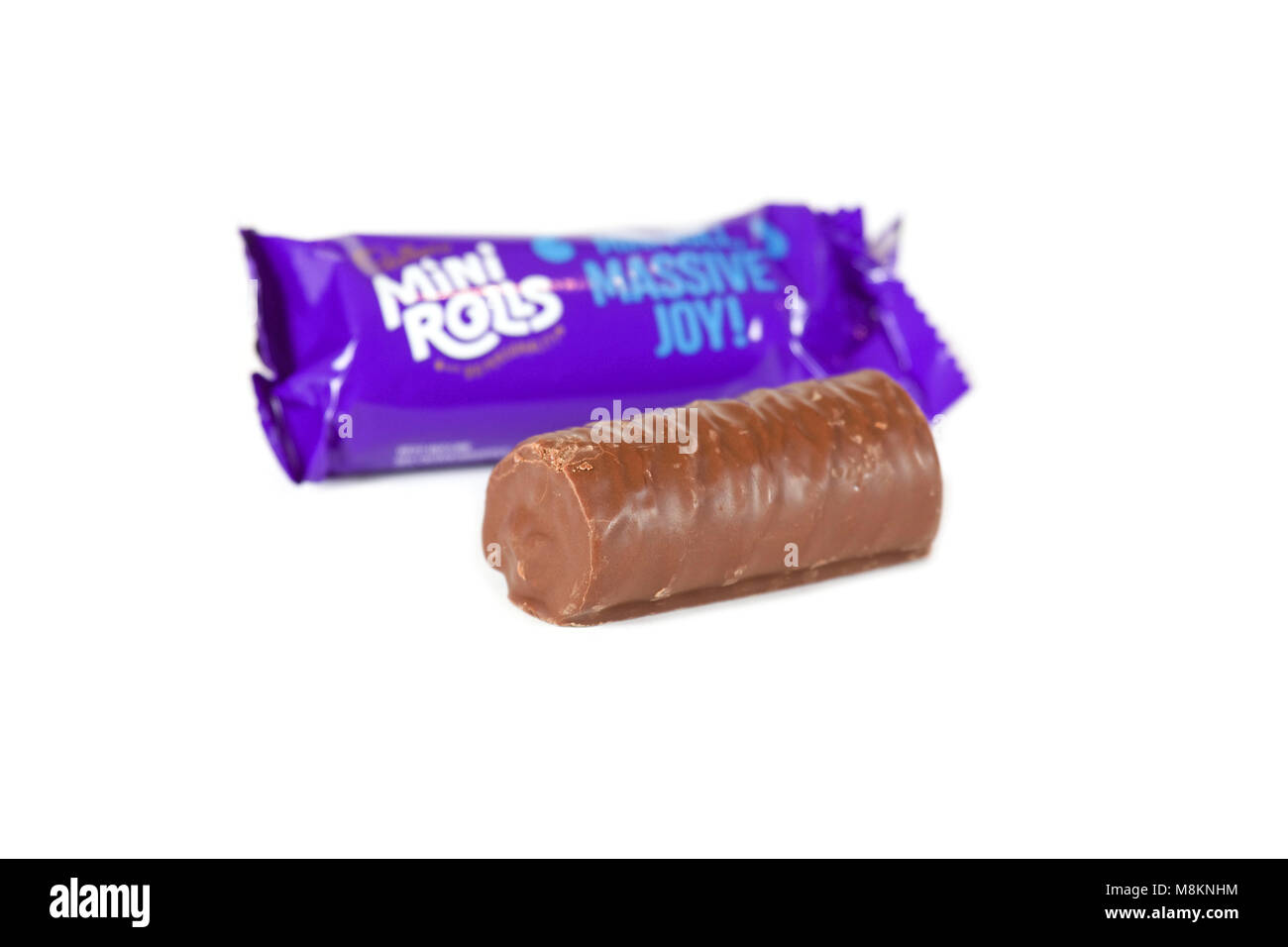 Cadburys chocolate mini rotolo con involucro isolato su sfondo bianco Foto Stock Cadburys chocolate mini rotolo con involucro isolato su sfondo bianco Foto Stock