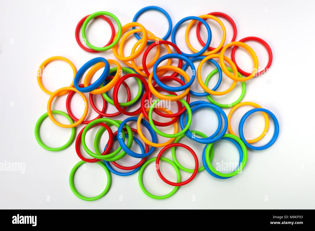 Colorate anelli in plastica Foto stock - Alamy