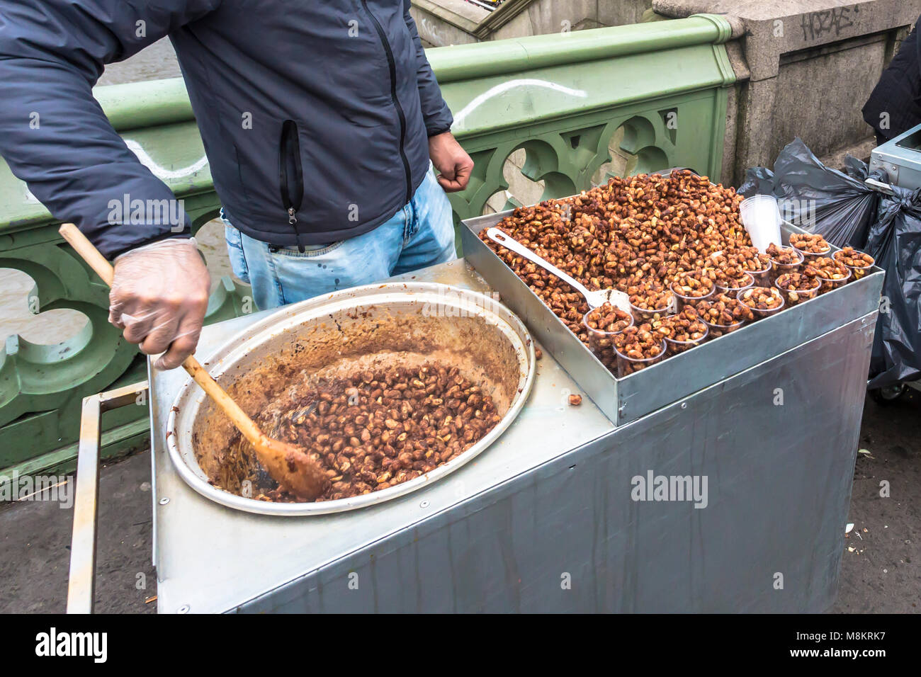 Cibo di strada di arachidi arrosto e mandorla su Westminister Bridge London Inghilterra England Regno Unito Foto Stock