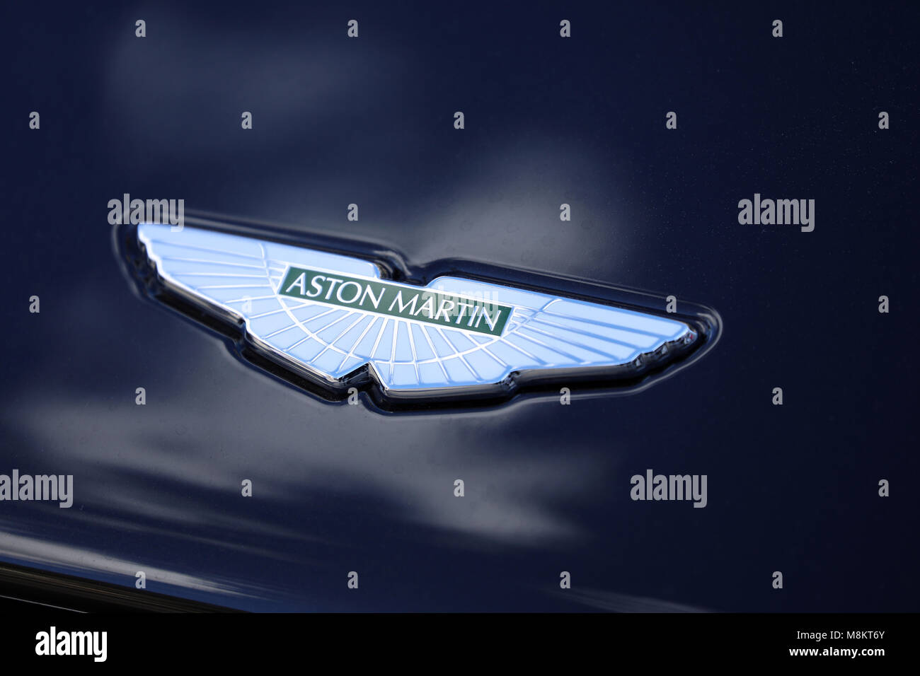 Montecarlo, Monaco - Marzo 17, 2018: sfavillante nuova Aston Martin Logo (emblema) su Auto Blu il cofano a Monte-Carlo, Monaco. Primo Piano Foto Stock