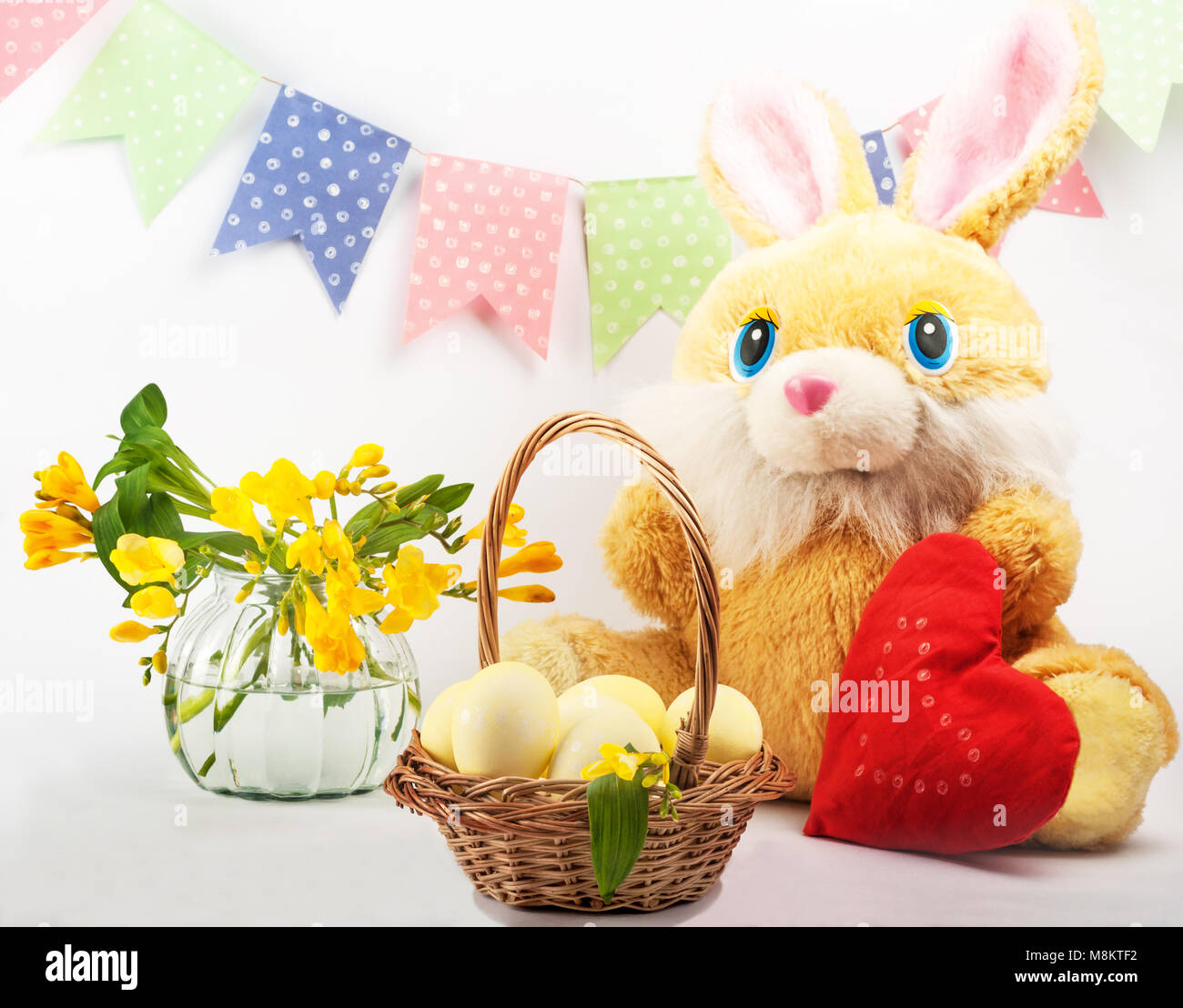 Celebrazione. Vacanze di Pasqua.Colorata nature morte coniglietto di Pasqua Foto Stock