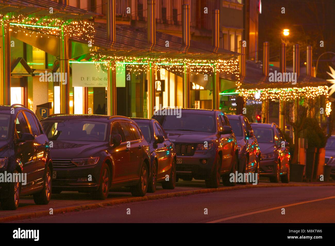 Parcheggio auto con la strada dello shopping di am parete con luci di Natale con il crepuscolo, Brema, Germania, Europa mi Parkende Autos mit Einkaufsstraße Am Wall Foto Stock