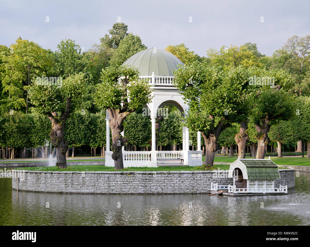 Laghetto con gazebo nel parco di Kadriorg, Tallinn Foto Stock