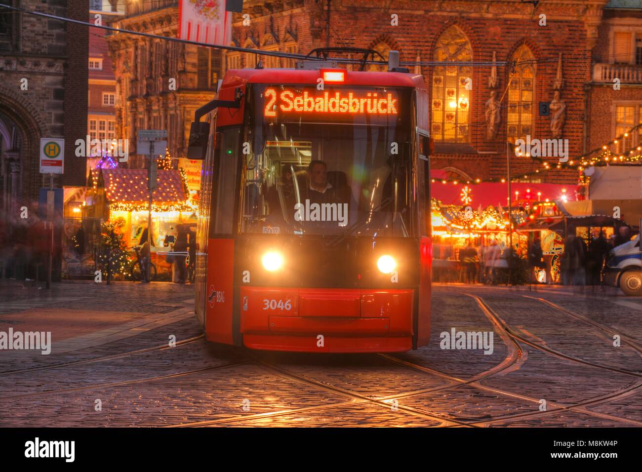 Il tram nel centro di Brema con luci di Natale con il crepuscolo, Brema, Germania, Europa mi Strassenbahn in der Bremer Innenstadt mit Weihnachts Foto Stock