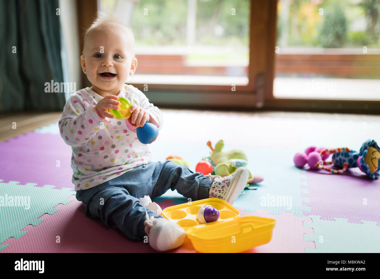 Baby toddler riproduzione colore giocattoli a casa o stanza dei bambini Foto Stock