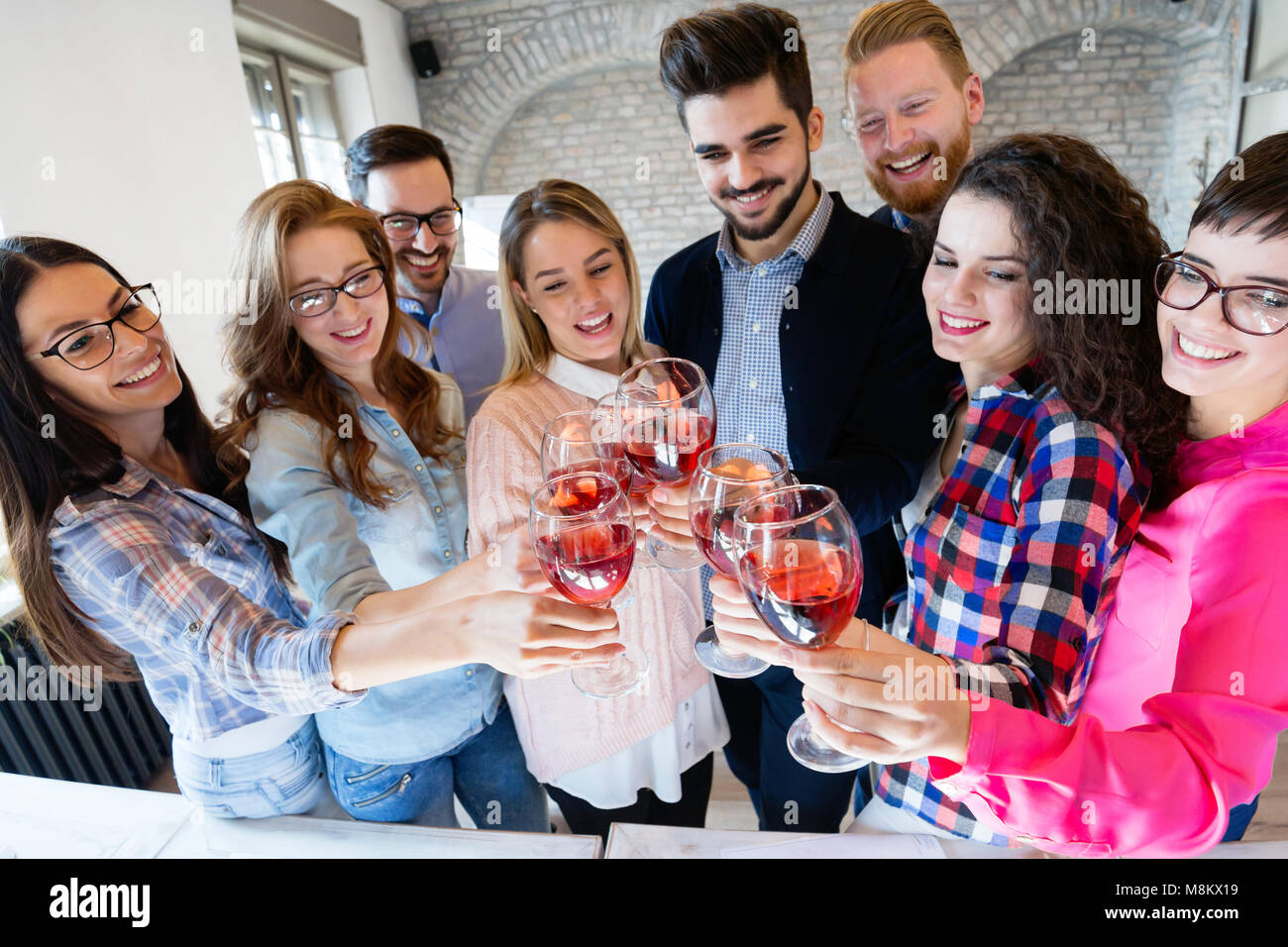 Colleghi di ufficio per celebrare il raggiungimento degli obiettivi aziendali Foto Stock