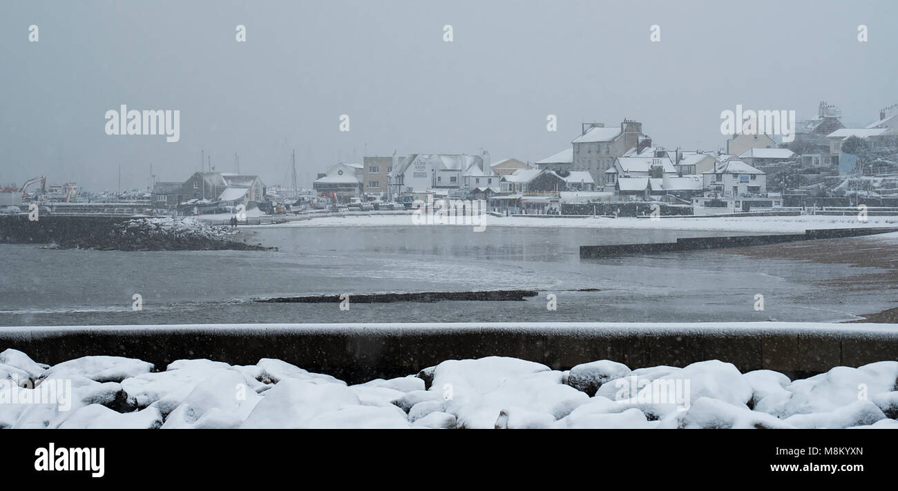 Neve a Lyme Regis, 18 marzo 2018. Regno Unito Meteo: una scena wintery su la costa del Dorset dopo la bestia da est 2 morsi. Credito: Celia McMahon/Alamy Live News Foto Stock