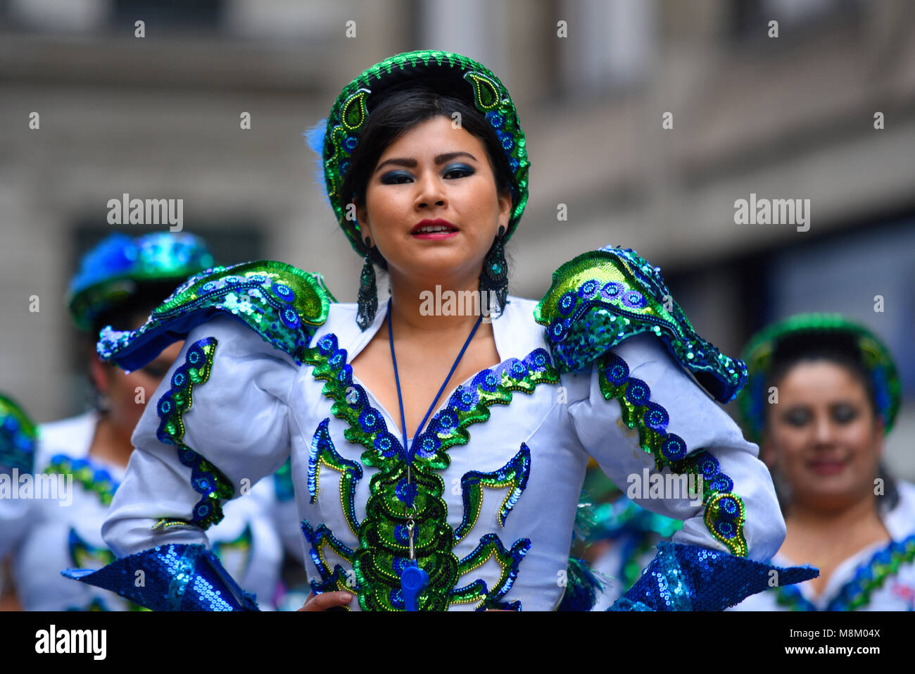 Caporales San Simón Londres il giorno di San Patrizio Parade, Londra, 2018. Boliviano danza folk gruppo fondato nel 2010 a Londra per promuovere la cultura e il folklore della Bolivia Foto Stock