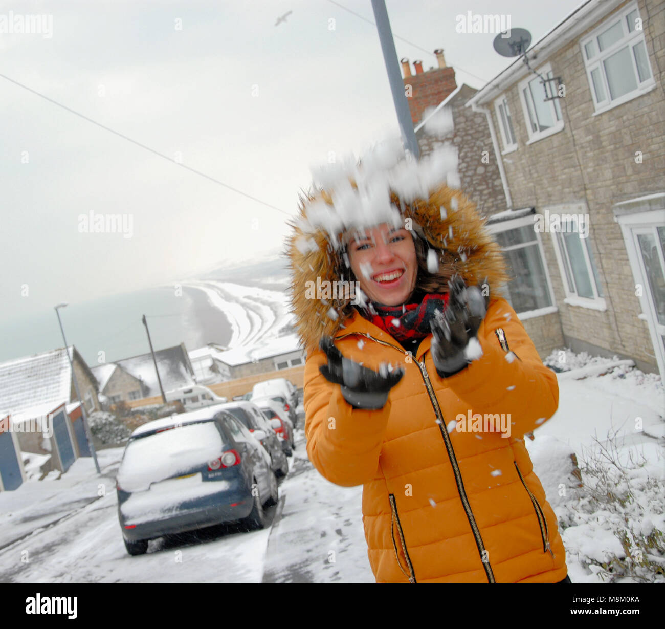 Portland, Dorset. 18 Marzo 2018 - Sophie, 22, vede la neve solo per la seconda volta nella sua vita sull'isola di Portland nel Dorset, un luogo che raramente vede persino frost! Credito: stuart fretwell/Alamy Live News Foto Stock